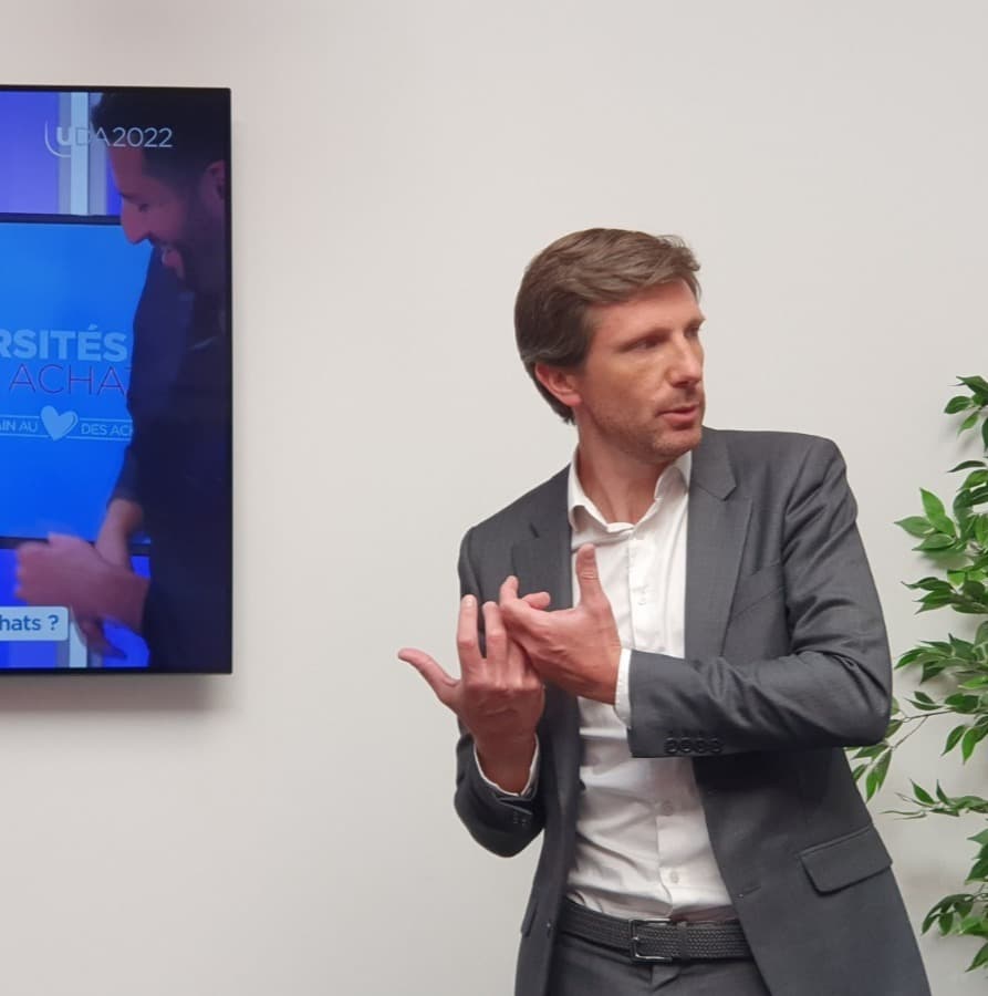 Julien Nowaczyk lors d'une intervention à l'Université des Achats